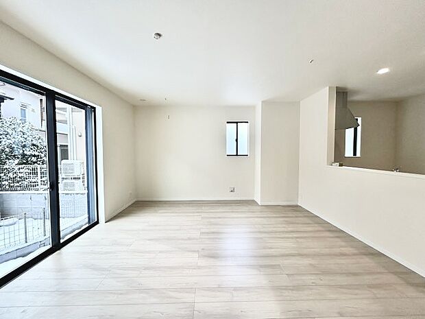 家族団欒のリビング。陽光差し込む食卓には家族の会話とスマイルが溢れます。いつまでもここで食卓を囲みたくなる、そう感じさせてくれるスペース。