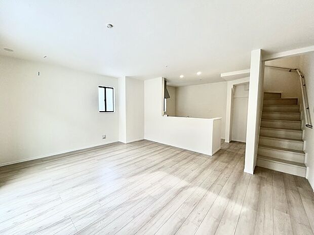 夕食の時間。家族、友人、両親、親戚との会話がより料理を美味しくしてくれる。あっという間に時間が過ぎてしまう居心地の良さは、普段はほっとする空間としてここにあります。 