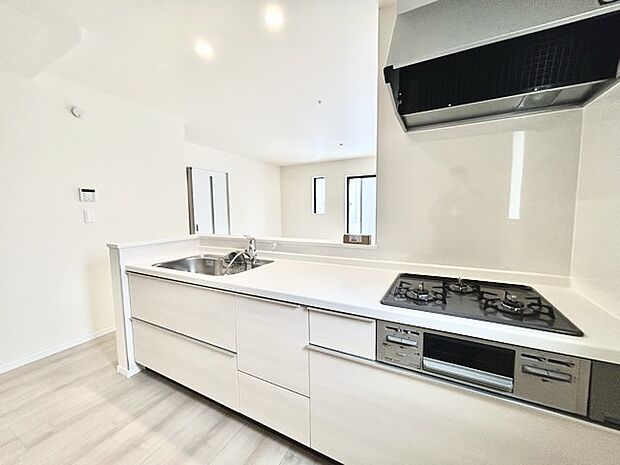 リビングにいる家族の顔が見渡せるカウンターキッチン。お料理もより一層おいしく、楽しく。食器棚を背面に設置しても十分な広さを確保しています。 