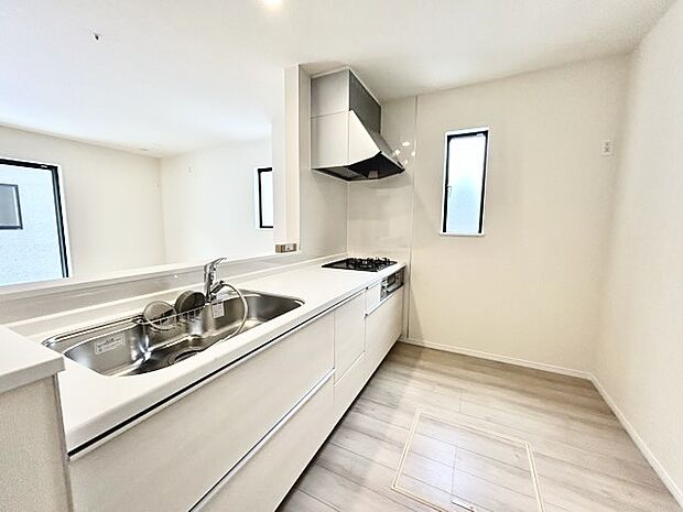 家族が一番集まる場所だから広々としつつも素敵な空間であって欲しい。皆がくつろぐリビングからキッチンまでが一つに繋がる空間。