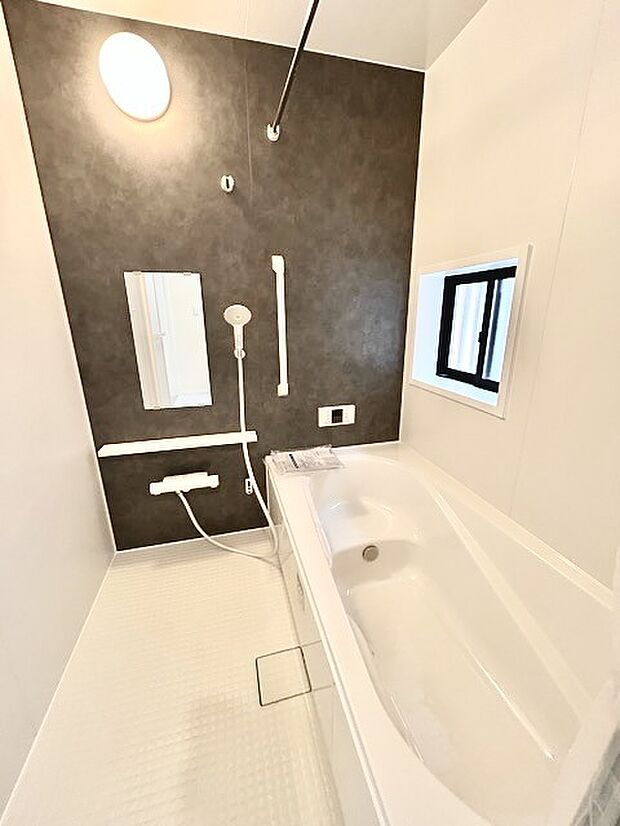 その日の疲れをゆっくりと落としてくれる場所、お子様との大事なひと時を楽しくしてくれる場所。曲線美も感じられるくつろぎのバスタブは、半身浴も楽しめる居心地の良さ。 