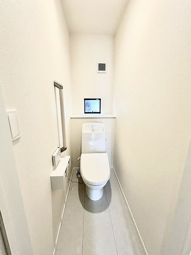 ウォシュレット機能付きのトイレ。換気のしやすい窓付きで、収納もあり実用性も兼ね備えた造り。