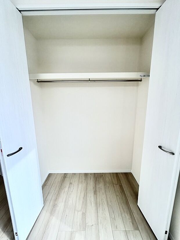 広々収納で、仕事着、普段着をまとめて収納できます。