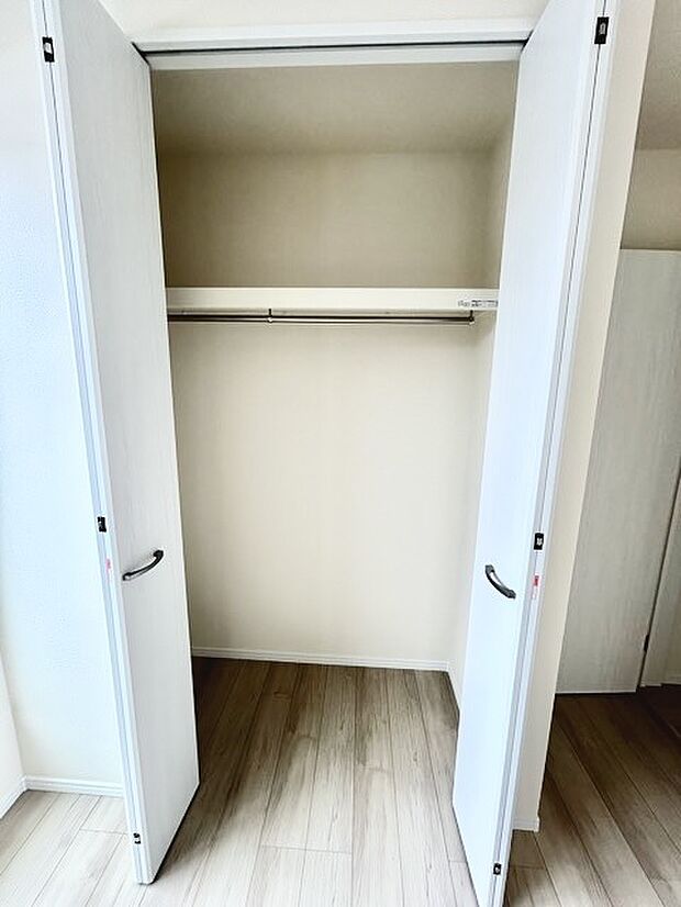 衣類の整理整頓に嬉しいクローゼット付きのお部屋。お子様のお部屋としても便利です。