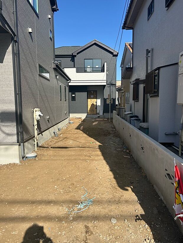 通りから入ったプライベート空間で落ち着いた雰囲気でお住いになる。敷地部分でお子様の遊ぶスペースや駐車スペースに活用できます。