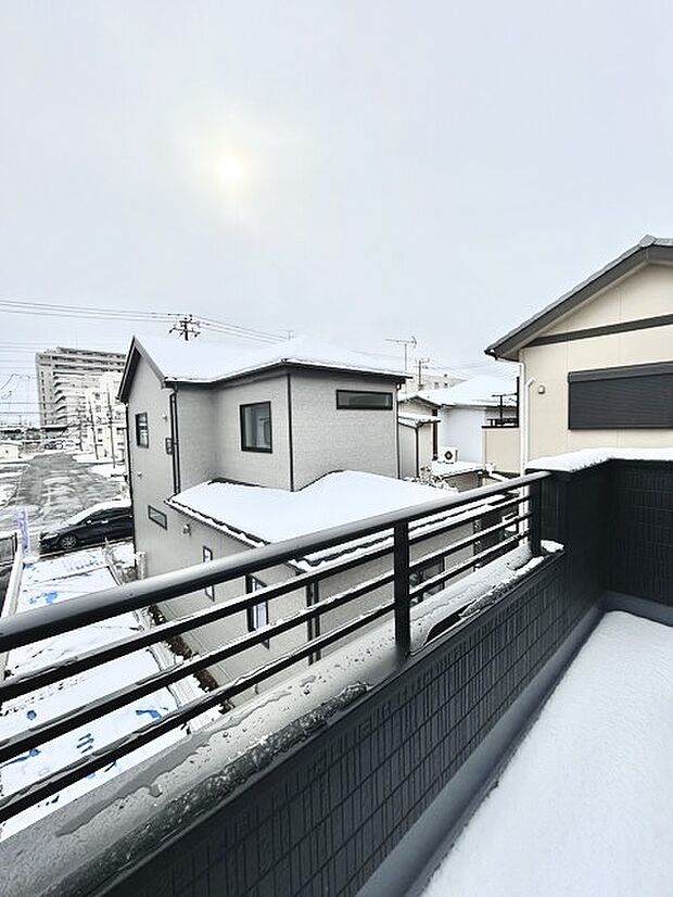 陽ざしが差込む明るいバルコニー。奥行きのあるバルコニーはお洗濯時に助かります。