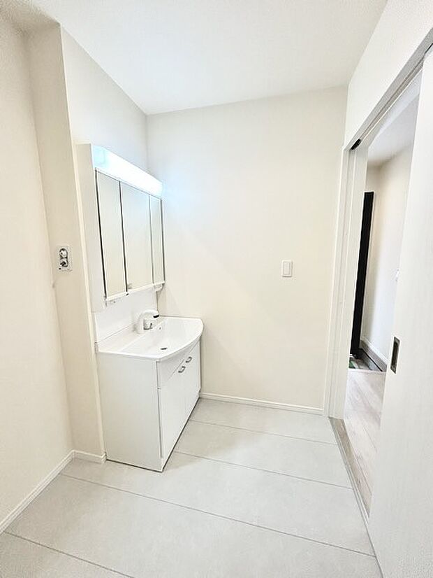 ゆとりの洗面スペースで朝の身支度もスムーズに行えます。 