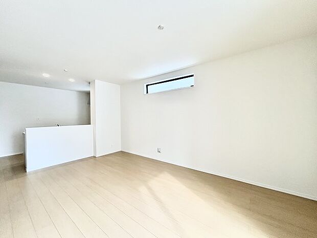 家族団欒のリビング。陽光差し込む食卓には家族の会話とスマイルが溢れます。いつまでもここで食卓を囲みたくなる、そう感じさせてくれるスペース。 