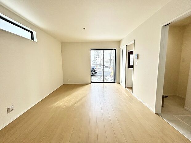 家族や友人、両親、親戚とこれから沢山の時間を紡ぐのだろう。そこを彩るのは窓から見える青い空、心地よい緑。そんなイメージが膨らむリビングスペース。