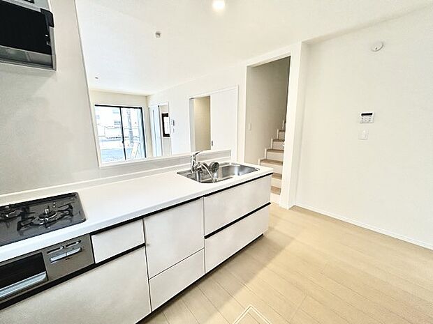 家族が一番集まる場所だから広々としつつも素敵な空間であって欲しい。皆がくつろぐリビングからキッチンまでが一つに繋がる空間。