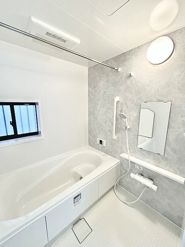 その日の疲れをゆっくりと落としてくれる場所、お子様との大事なひと時を楽しくしてくれる場所。曲線美も感じられるくつろぎのバスタブは、半身浴も楽しめる居心地の良さ。 