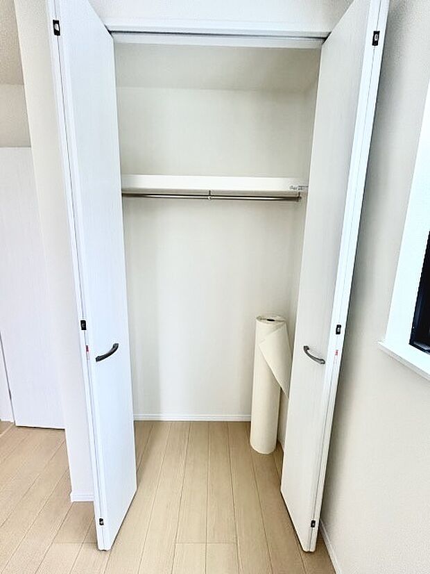 広々収納で、仕事着、普段着をまとめて収納できます。