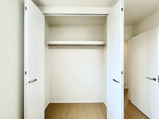 衣類の整理整頓に嬉しいクローゼット付きのお部屋。お子様のお部屋としても便利です。 