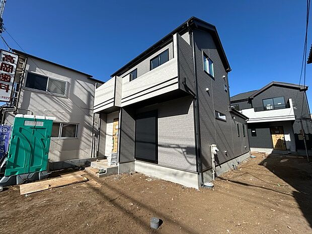 前面道路は広く、駐車がしやすいです。駐車スペース2台分ございます。