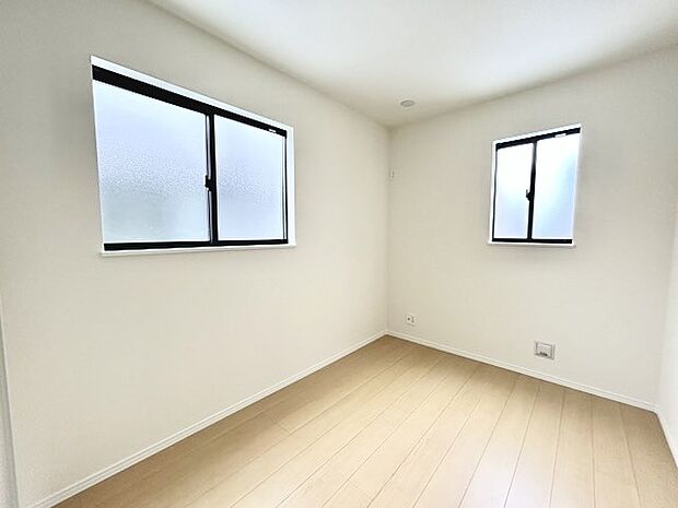 どんな家具にでも相性が良い清潔感ある白色調のクロスを採用。主張しすぎない配色、耐久性にも優れた床材は日々のメンテナンスも楽に、快適に過ごして頂けるよう考えられています。