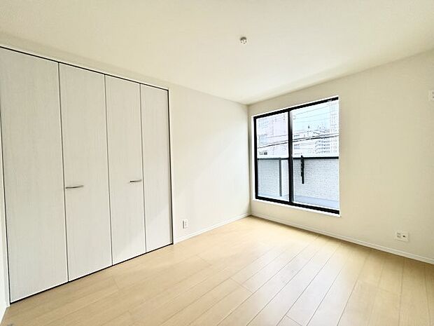 どんな家具にでも相性が良い清潔感ある白色調のクロスを採用。主張しすぎない配色、耐久性にも優れた床材は日々のメンテナンスも楽に、快適に過ごして頂けるよう考えられています。