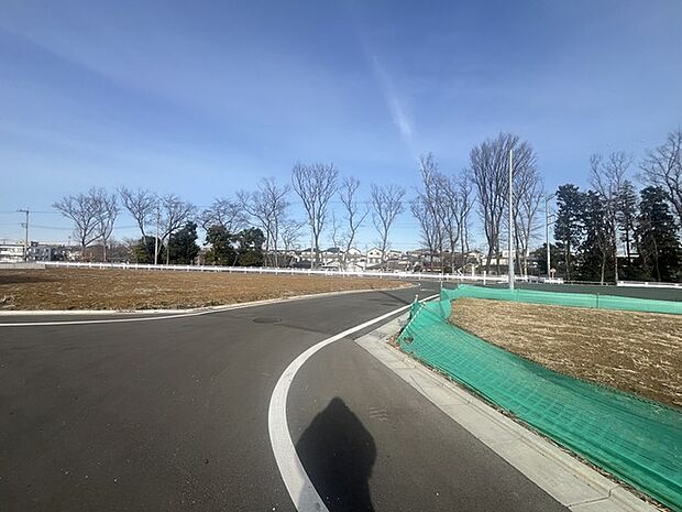 戸建てが立ち並ぶ静かな住宅街。四季折々の移り変わりを感じながら自然と楽しみ、暮らす、そんな毎日を日々の中で感じられる住環境