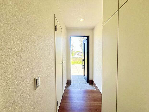 明るく開放的な玄関、靴の脱ぎ履きもしやすく、収納も豊富でご家族皆様の靴をスッキリ収納できます。 