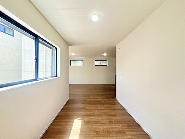 家族の集うリビングには色々な方向から光が差し込む設計に。家族のコミュニケーションが弾むスポットだから明るい雰囲気であってほしい。 