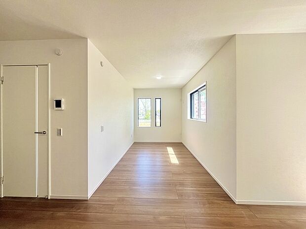 家族や友人、両親、親戚とこれから沢山の時間を紡ぐのだろう。そこを彩るのは窓から見える青い空、心地よい緑。そんなイメージが膨らむリビングスペース。 