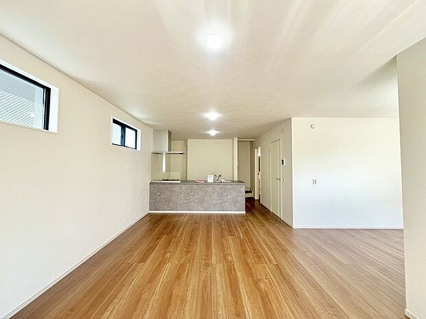 家族団欒のリビング。陽光差し込む食卓には家族の会話とスマイルが溢れます。いつまでもここで食卓を囲みたくなる、そう感じさせてくれるスペース。 