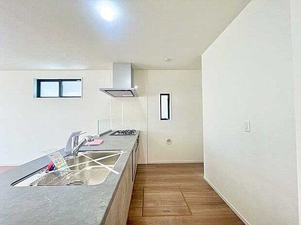 リビングにいる家族の顔が見渡せるカウンターキッチン。お料理もより一層おいしく、楽しく。食器棚を背面に設置しても十分な広さを確保しています。 