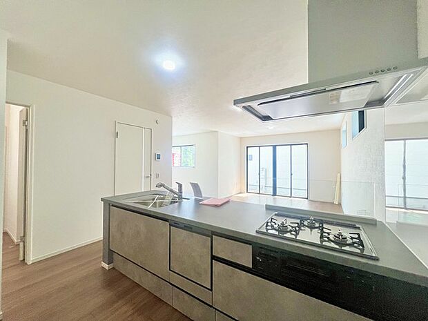 リビングにいる家族の顔が見渡せるカウンターキッチン。お料理もより一層おいしく、楽しく。食器棚を背面に設置しても十分な広さを確保しています。 