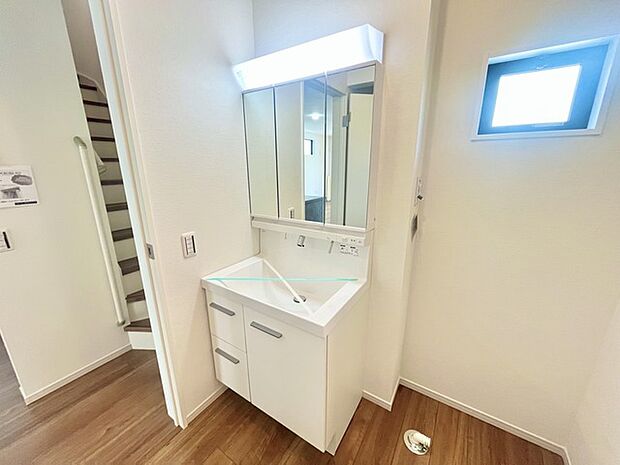 お出かけ前の身だしなみに一歩差がつく三面鏡。ミラー裏にはたっぷり収納もございます。 