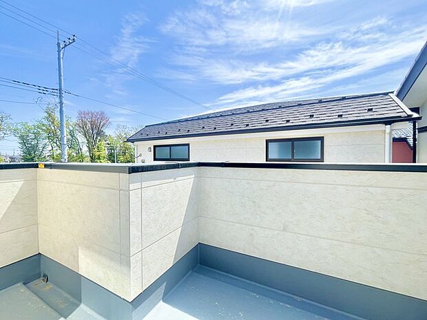 南側のお部屋から出入りできる、奥行きのあるワイドバルコニー。心地よい陽射しと暖かな風を楽しむことが出来ます。 