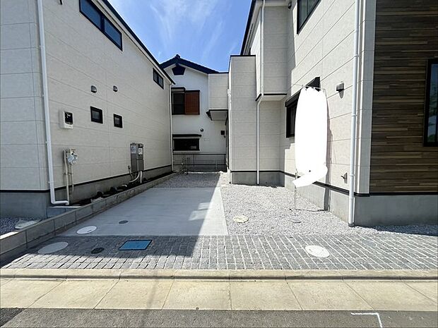 セカンドカーや来客時にも便利なカースペース2台分ございます。 