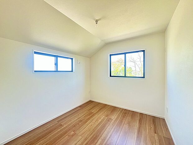 2面採光を確保した明るい室内は、爽やかな風を感じる居心地の良い空間です。 