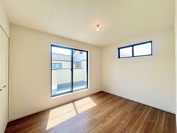 バルコニーに面した4.5帖の洋室。開口部からは優しい陽光が差し込み心地よい風が通り抜けます。 