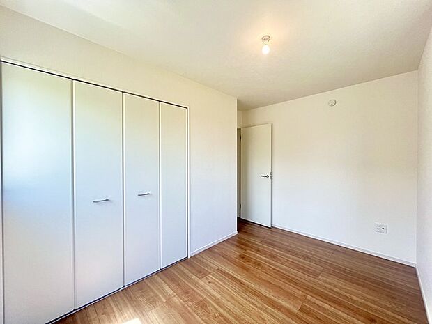 大きな開口部から明るい光が差し込む、日中の室内の明るさがこの部屋の魅力です。 