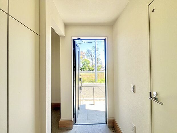 明るく開放的な玄関、靴の脱ぎ履きもしやすく、収納も豊富でご家族皆様の靴をスッキリ収納できます。 