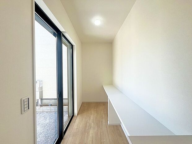 お洒落な小物を置く、心安らぐ観葉植物を飾ってみる。もしくはパソコンを置いてみる。色々な用途に使えそうなリビングのカウンタースペース 