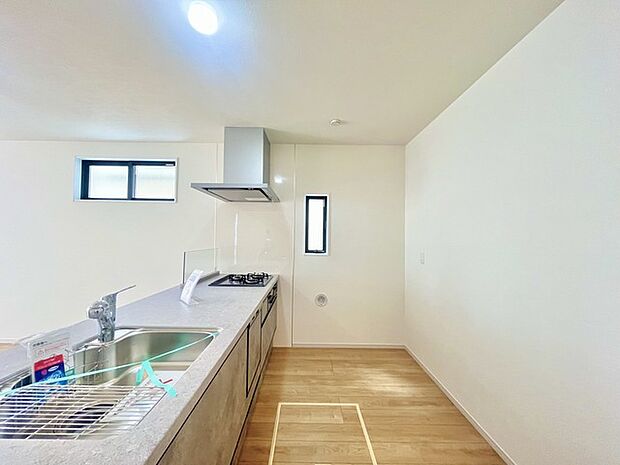 リビングにいる家族の顔が見渡せるカウンターキッチン。お料理もより一層おいしく、楽しく。食器棚を背面に設置しても十分な広さを確保しています。 