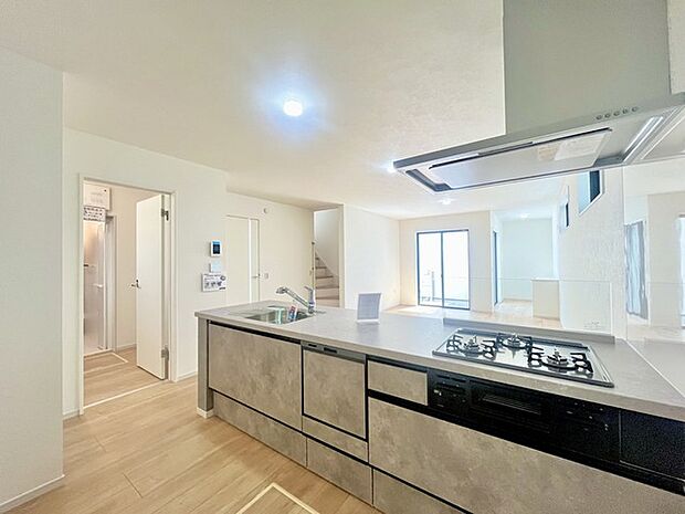 リビングにいる家族の顔が見渡せるカウンターキッチン。お料理もより一層おいしく、楽しく。食器棚を背面に設置しても十分な広さを確保しています。 