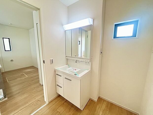 お出かけ前の身だしなみに一歩差がつく三面鏡。ミラー裏にはたっぷり収納もございます。 