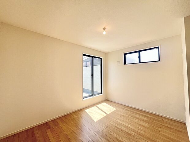 どんな家具にでも相性が良い清潔感ある白色調のクロスを採用。主張しすぎない配色、耐久性にも優れた床材は日々のメンテナンスも楽に、快適に過ごして頂けるよう考えられています。 