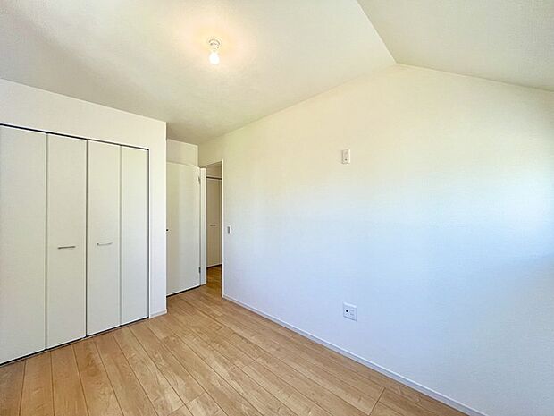 広々収納で、仕事着、普段着をまとめて収納できます。 