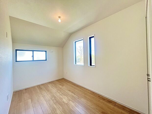 大きな開口部から明るい光が差し込む、日中の室内の明るさがこの部屋の魅力です。