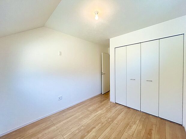大きな開口部から明るい光が差し込む、日中の室内の明るさがこの部屋の魅力です。