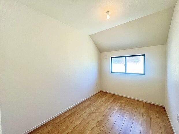 大きな開口部から明るい光が差し込む、日中の室内の明るさがこの部屋の魅力です。 