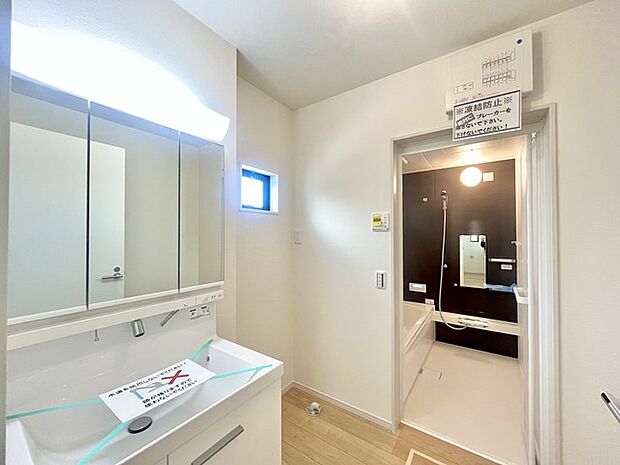 使い勝手の良い洗面台、窓があることで換気もしやすく清潔感のある空間を保てます。 