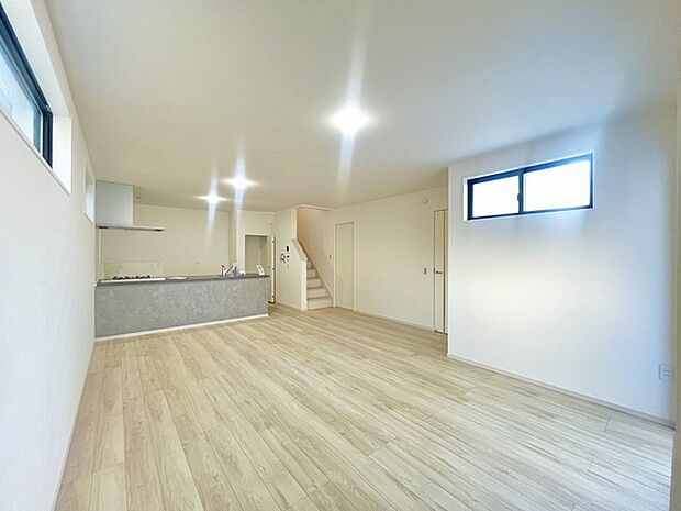 家族団欒のリビング。陽光差し込む食卓には家族の会話とスマイルが溢れます。いつまでもここで食卓を囲みたくなる、そう感じさせてくれるスペース。