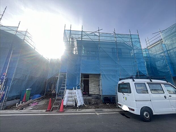 前面道路は広く、駐車がしやすいです。駐車スペース2台分ございます。 