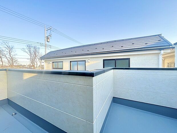 南側のお部屋から出入りできる、奥行きのあるワイドバルコニー。心地よい陽射しと暖かな風を楽しむことが出来ます。