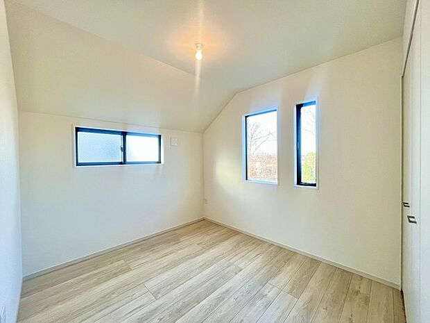 2面採光を確保した明るい室内は、爽やかな風を感じる居心地の良い空間です。