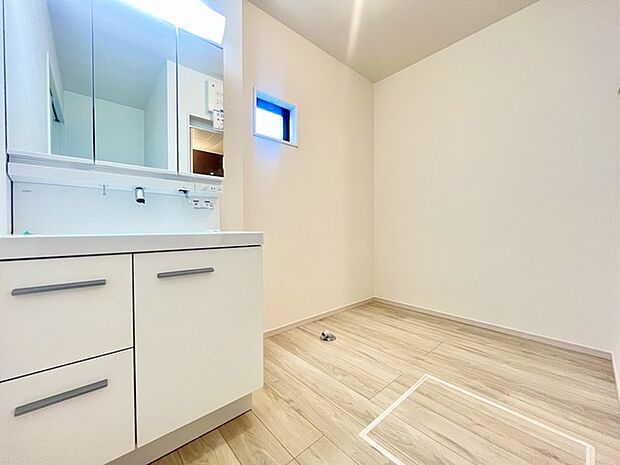 ゆとりの洗面スペースで朝の身支度もスムーズに行えます。