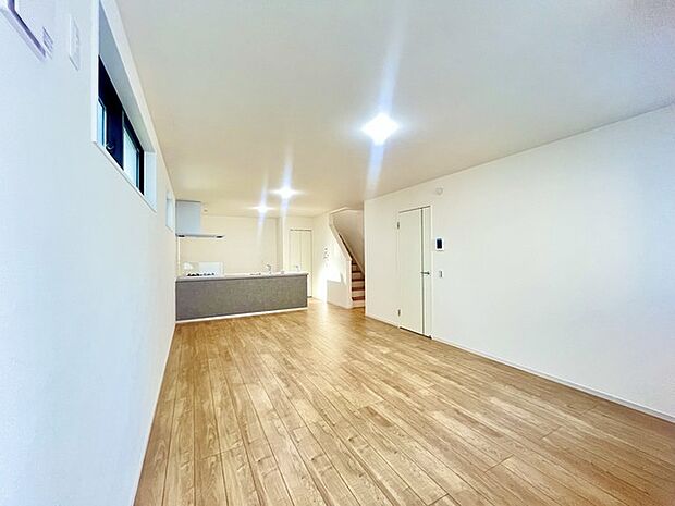 家族団欒のリビング。陽光差し込む食卓には家族の会話とスマイルが溢れます。いつまでもここで食卓を囲みたくなる、そう感じさせてくれるスペース。